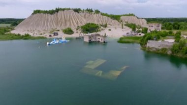 Kireç taşını çıkarmak için terk edilmiş bir taş ocağı. Güzel doğa, Estonya 'da cazibe. Yaz sezonu. Hava Rummu taş ocağı gölü, ortasında sualtı hapishanesi var.