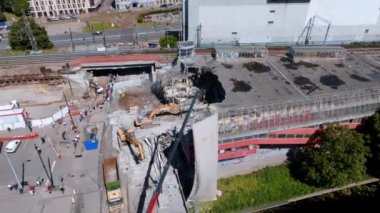 Riga 'nın merkezindeki Titanik binasının yıkımı, Baltica tren istasyonuna hazırlanmak için bir otopark.