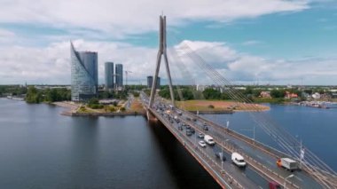 riga, Letonya başkentinde nehir daugava yayılan vansu Köprüsü'nün panoramik bir görüntü.
