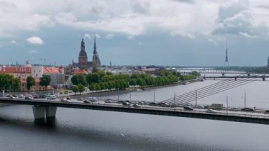 Riga 'nın güzel hava merkezi manzarası. Riga 'nın eski bir kasabası. Eski kasabanın ortasında Domes Katedrali' nin olduğu bir yaz günü..