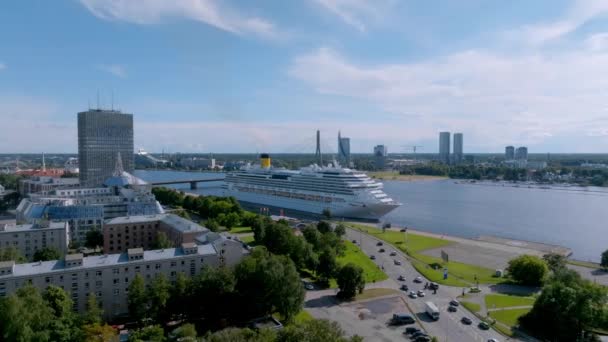 Hermoso Crucero Atracado Riga Letonia Cerca Del Casco Antiguo Puente — Vídeo de stock