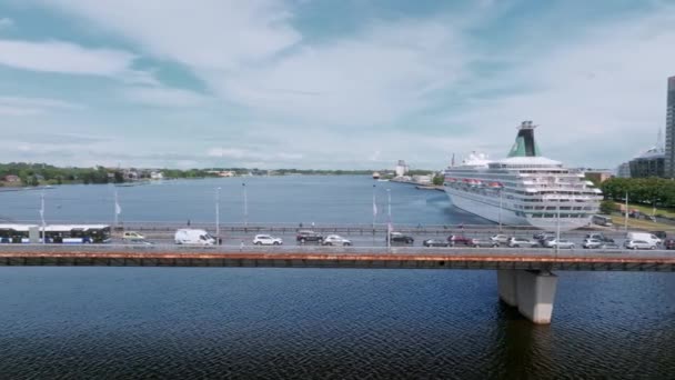 Beautiful Cruise Ship Docked Riga Latvia Old Town Bridge Cruise — Vídeo de stock