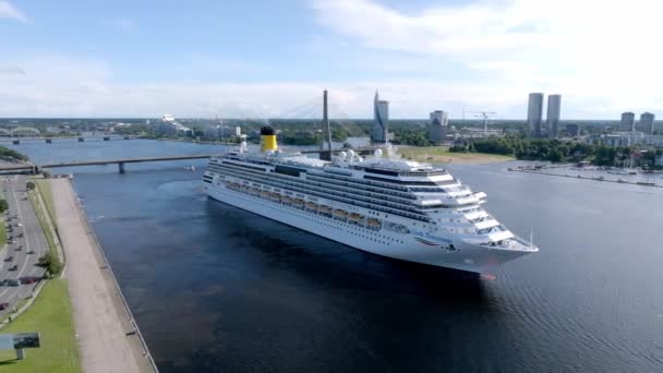 Schöne Kreuzfahrtschiff Riga Lettland Der Nähe Der Altstadt Und Der — Stockvideo