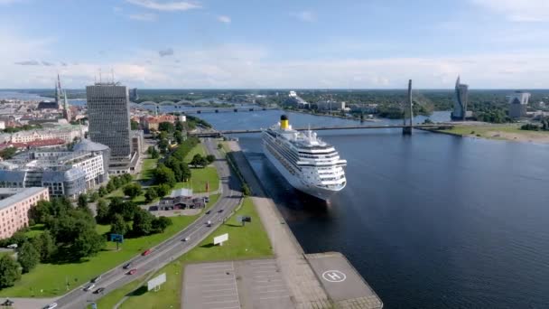 Beautiful Cruise Ship Docked Riga Latvia Old Town Bridge Cruise — Vídeo de stock