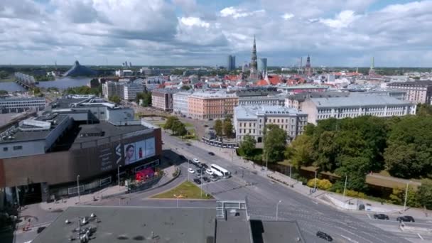 Luchtfoto Van Riga Centraal Station Toren Met Naam Van Stad — Stockvideo