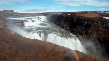 İzlanda 'daki Altın Daire' deki Gullfoss şelalesinin Idyllic manzarası. Mavi gökyüzüne düşen suların manzarası. İzlanda 'nın dramatik manzarasında doğal kaya oluşumlarının güzel manzarası.