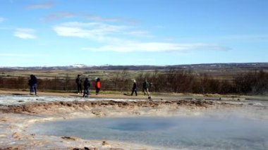 İzlanda 'daki Strokkur gayzerinden yayılan buhar. Güneşli bir günde güzel bir gayzer patlaması. İzlanda 'nın ünlü cazibesinin manzarası.