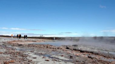 İzlanda 'daki Strokkur gayzerinden yayılan buhar. Güneşli bir günde güzel bir gayzer patlaması. İzlanda 'nın ünlü cazibesinin manzarası.