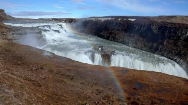 İzlanda 'daki Altın Daire' deki Gullfoss şelalesinin Idyllic manzarası. Mavi gökyüzüne düşen suların manzarası. İzlanda 'nın dramatik manzarasında doğal kaya oluşumlarının güzel manzarası.