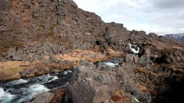 Touristen Erkunden Felsformationen Island Schöne Klippen Und Tiefe Spalten Thingvellir — Stockvideo