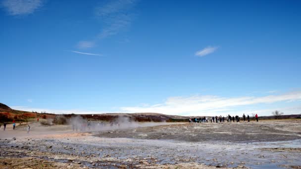 Steam Emitting Strokkur Geyser Iceland Beautiful Geyser Eruption Sunny Day — Stock Video