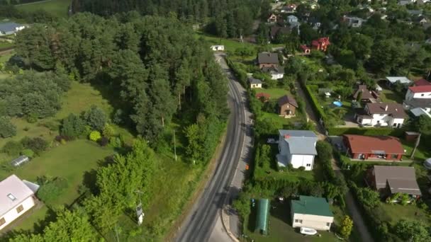Yeşil Tarlalardan Ormanlardan Geçen Otobanın Havadan Görünüşü Avrupa Otoyolda Trafik — Stok video
