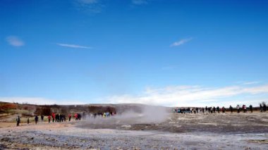 İzlanda 'daki Strokkur gayzerinden yayılan buhar. Güneşli bir günde güzel bir gayzer patlaması. İzlanda 'nın ünlü cazibesinin manzarası.