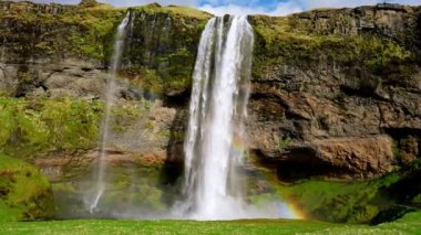 Seljalandsfoss Şelalesi, İzlanda 'nın Güney Bölgesi' nde, 1. Yol 'un hemen yanında. İzlanda 'nın en popüler ve en güzel şelalelerinden biri. Şelalenin yanında güzel gökkuşağı.
