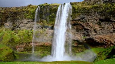 Seljalandsfoss Şelalesi, İzlanda 'nın Güney Bölgesi' nde, 1. Yol 'un hemen yanında. İzlanda 'nın en popüler ve en güzel şelalelerinden biri..