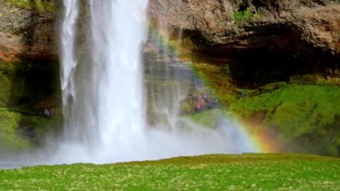 Seljalandsfoss Şelalesi, İzlanda 'nın Güney Bölgesi' nde, 1. Yol 'un hemen yanında. İzlanda 'nın en popüler ve en güzel şelalelerinden biri. Şelalenin yanında güzel gökkuşağı.