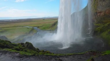 Seljalandsfoss Şelalesi, İzlanda 'nın Güney Bölgesi' nde, 1. Yol 'un hemen yanında. İzlanda 'nın en popüler ve en güzel şelalelerinden biri..