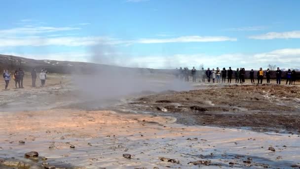 Pára Vyzařující Gejzíru Strokkur Islandu Krásná Erupce Gejzírů Slunečného Dne — Stock video