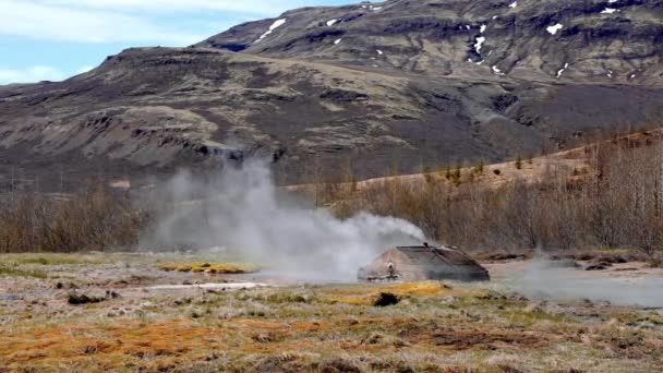 Pára Vyzařující Gejzíru Strokkur Islandu Krásná Erupce Gejzírů Slunečného Dne — Stock video