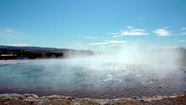 Steam Emitting Strokkur Geyser Iceland Beautiful Geyser Eruption Sunny Day — Αρχείο Βίντεο