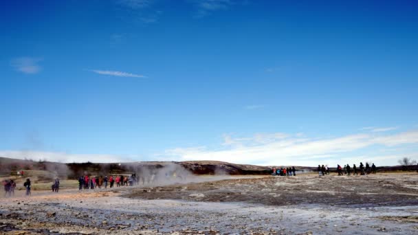 Steam Emitting Strokkur Geyser Iceland Beautiful Geyser Eruption Sunny Day — Αρχείο Βίντεο