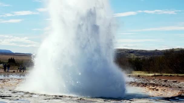 Steam Emitting Strokkur Geyser Iceland Beautiful Geyser Eruption Sunny Day — Αρχείο Βίντεο