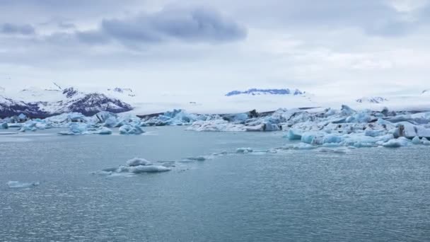 Bella Vista Degli Iceberg Che Galleggiano Nella Laguna Dei Ghiacciai — Video Stock