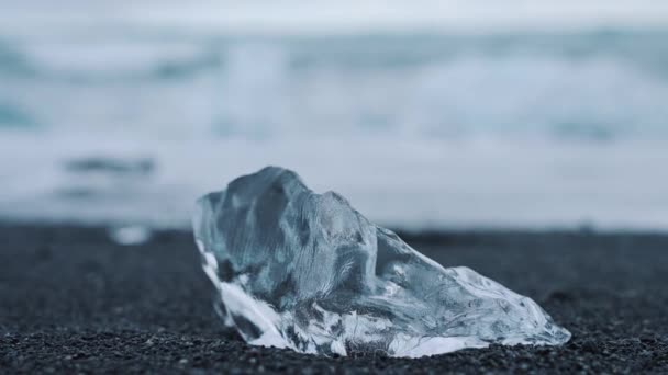 Крупный План Красивого Айсберга Черном Песке Алмазном Пляже Исландии Куски — стоковое видео