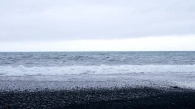 Reynisfjara Vik yakınlarında İzlanda siyah kumsal dalgaları. İzlanda 'nın güzel doğası.