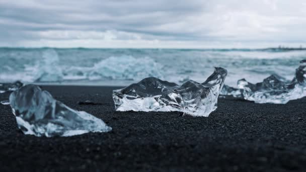 Close Beautiful Iceberg Black Sand Diamond Beach Iceland Chunks Floating — Stockvideo