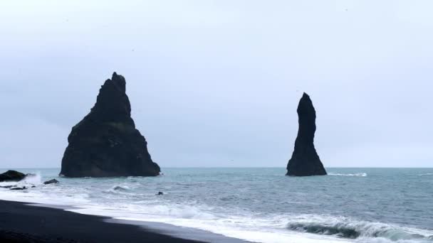 Lugar Majestuoso Del Océano Atlántico Tormentoso Rocas Basalto Troll Dedos — Vídeos de Stock