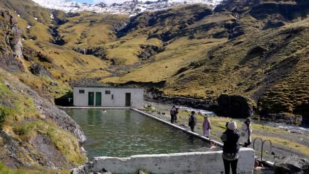 Idyllic View Geothermal Seljavallalaug Mountain Range Beautiful Natural Hotspring Pool — Stockvideo