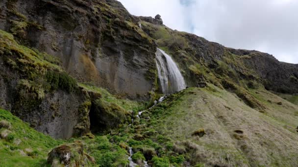 Чудовий Водоспад Глюфрабуй Тече Гори Маленький Gljufrafoss Посеред Гірських Утворень — стокове відео