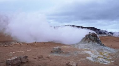 Hver 'in jeotermal bölgesinde fümerol salgılanan buhar. Namafjall 'daki volkanik kraterden fışkıran sülfür dioksit. İzlanda 'daki ünlü turistik bölgede gayzer..