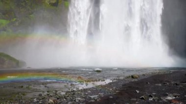 İzlanda 'nın görkemli doğası. Skogafoss şelalesine etkileyici bir manzara. Skogafoss, İzlanda 'nın en ünlü gökkuşağı olan yeri. Güzel 4k video.