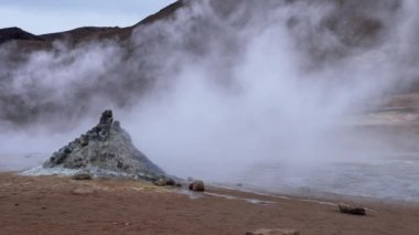 Hver 'in jeotermal bölgesinde fümerol salgılanan buhar. Namafjall 'daki volkanik kraterden fışkıran sülfür dioksit. İzlanda 'daki ünlü turistik bölgede gayzer..