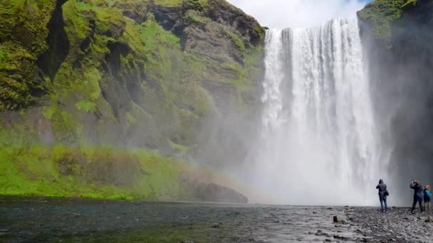 Majestuosa Naturaleza Islandia Impresionantemente Ver Skogafoss Cascada Skogafoss Lugar Más — Vídeo de stock