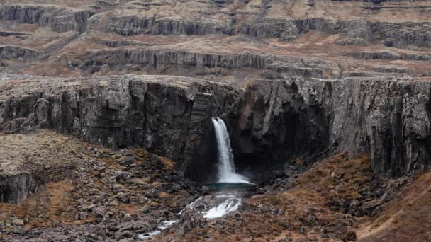 Folaldafoss Waterval Close Van Rotsen Water Vallen Het Oosten Van — Stockvideo