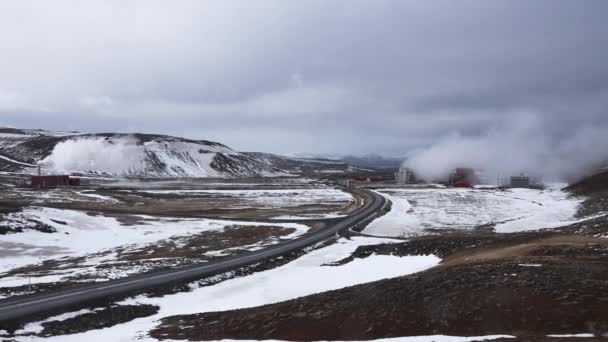 Zicht Dampende Koeltoren Bij Krafla Geothermische Centrale Ijsland Stoom Afkomstig — Stockvideo