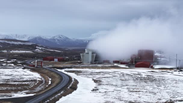 Zicht Dampende Koeltoren Bij Krafla Geothermische Centrale Ijsland Stoom Afkomstig — Stockvideo