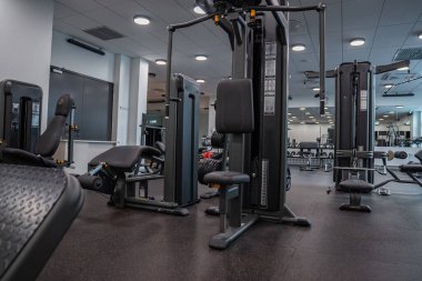 Modern hafif spor salonu. Spor salonunda spor malzemeleri. Barbell raf üzerinde farklı ağırlık.