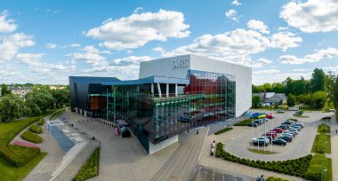 Rezekne, Letonya 22.07.2022: Latgales Büyükelçiliği Gors 'a hava görüntüsü. Modern görünümlü bina. Latgale bölgesindeki en büyük konser salonu.