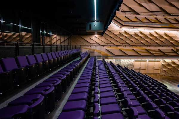 Movie Theater Empty Seats Projector Empty Movie Theater Purple Seats — Stockfoto