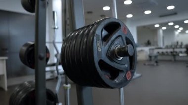 Modern spor salonunda tasarım ve ekipman. Spor salonunun modern iç dekorasyonu ve ekipmanları. Spor aletleri spor salonunda farklı ağırlıkta halterler var..