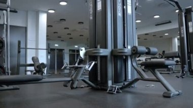 Modern spor salonunda tasarım ve ekipman. Spor salonunun modern iç dekorasyonu ve ekipmanları. Spor aletleri spor salonunda farklı ağırlıkta halterler var..