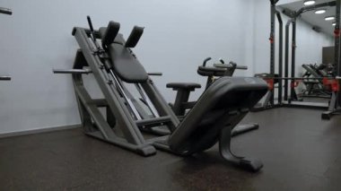 Modern spor salonunda tasarım ve ekipman. Spor salonunun modern iç dekorasyonu ve ekipmanları. Spor aletleri spor salonunda farklı ağırlıkta halterler var..