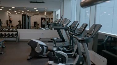 Modern spor salonunda tasarım ve ekipman. Spor salonunun modern iç dekorasyonu ve ekipmanları. Spor aletleri spor salonunda farklı ağırlıkta halterler var..