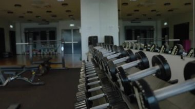 Modern spor salonunda tasarım ve ekipman. Spor salonunun modern iç dekorasyonu ve ekipmanları. Spor aletleri spor salonunda farklı ağırlıkta halterler var..