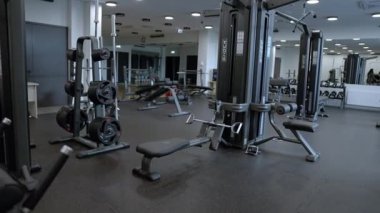 Modern spor salonunda tasarım ve ekipman. Spor salonunun modern iç dekorasyonu ve ekipmanları. Spor aletleri spor salonunda farklı ağırlıkta halterler var..