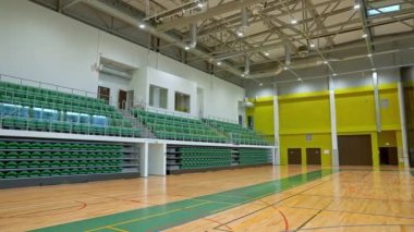 Çalmadan önce kimsenin olmadığı boş bir spor salonunun içinde. Basketbol sahası.